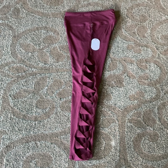 express one eleven Cut-Out Side Leggings - Picture 11 of 12